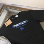 P75 BUR*BERRY 巴宝莉 26SS最新款情侣款短袖T恤～重影字母logo印花设计～面料上身舒适透气，不僵硬，修身的剪裁，采用高定定制纯棉面料！上身舒适有型，内搭单穿都完全没问题，时尚潮人必备！！！ 颜色：黑色 白色 码数：M-XXXL