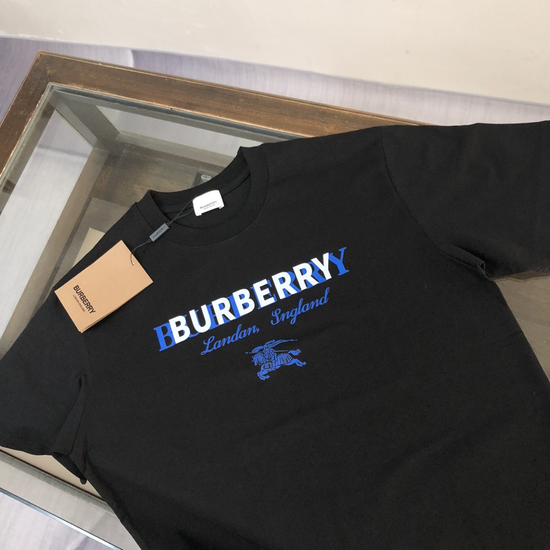 P75 BUR*BERRY 巴宝莉 26SS最新款情侣款短袖T恤～重影字母logo印花设计～面料上身舒适透气，不僵硬，修身的剪裁，采用高定定制纯棉面料！上身舒适有型，内搭单穿都完全没问题，时尚潮人必备！！！ 颜色：黑色 白色 码数：M-XXXL