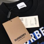 P75 BUR*BERRY 巴宝莉 26SS最新款情侣款短袖T恤～重影字母logo印花设计～面料上身舒适透气，不僵硬，修身的剪裁，采用高定定制纯棉面料！上身舒适有型，内搭单穿都完全没问题，时尚潮人必备！！！ 颜色：黑色 白色 码数：M-XXXL