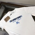 P75 BUR*BERRY 巴宝莉 26SS最新款情侣款短袖T恤～重影字母logo印花设计～面料上身舒适透气，不僵硬，修身的剪裁，采用高定定制纯棉面料！上身舒适有型，内搭单穿都完全没问题，时尚潮人必备！！！ 颜色：黑色 白色 码数M-XXXL