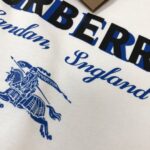 P75 BUR*BERRY 巴宝莉 26SS最新款情侣款短袖T恤～重影字母logo印花设计～面料上身舒适透气，不僵硬，修身的剪裁，采用高定定制纯棉面料！上身舒适有型，内搭单穿都完全没问题，时尚潮人必备！！！ 颜色：黑色 白色 码数M-XXXL