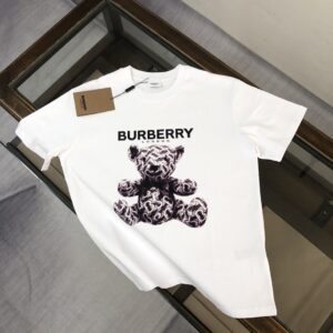 P75 Bur*berry 巴宝莉 26SS最新款情侣款小熊印花短袖T恤～品牌logo重工艺设计～面料上身舒适透气，不僵硬，修身的剪裁，采用高定定制纯棉面料！上身舒适有型，内搭单穿都完全没问题，时尚潮人必备！！！ 颜色：黑色 白色 码数M-XXXL