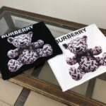 P75 Bur*berry 巴宝莉 26SS最新款情侣款小熊印花短袖T恤～品牌logo重工艺设计～面料上身舒适透气，不僵硬，修身的剪裁，采用高定定制纯棉面料！上身舒适有型，内搭单穿都完全没问题，时尚潮人必备！！！ 颜色：黑色 白色 码数M-XXXL