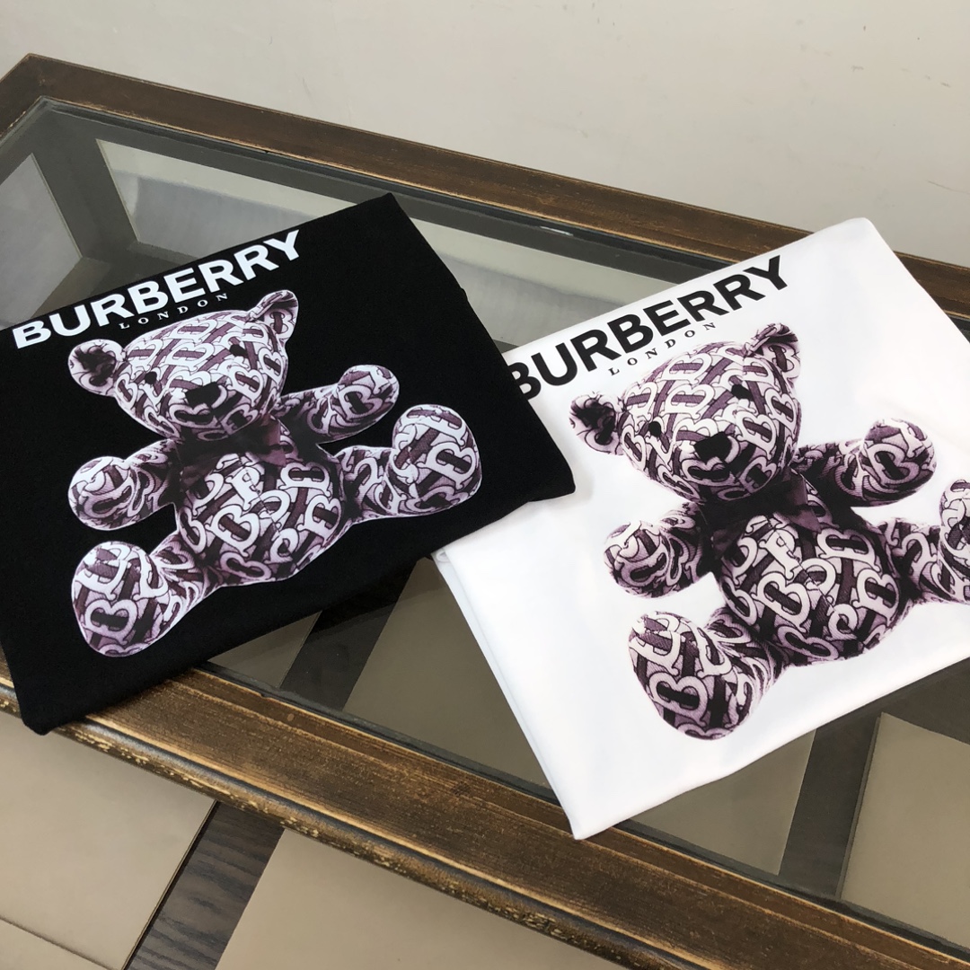 P75 Bur*berry 巴宝莉 26SS最新款情侣款小熊印花短袖T恤～品牌logo重工艺设计～面料上身舒适透气，不僵硬，修身的剪裁，采用高定定制纯棉面料！上身舒适有型，内搭单穿都完全没问题，时尚潮人必备！！！ 颜色：黑色 白色 码数M-XXXL