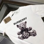 P75 Bur*berry 巴宝莉 26SS最新款情侣款小熊印花短袖T恤～品牌logo重工艺设计～面料上身舒适透气，不僵硬，修身的剪裁，采用高定定制纯棉面料！上身舒适有型，内搭单穿都完全没问题，时尚潮人必备！！！ 颜色：黑色 白色 码数M-XXXL