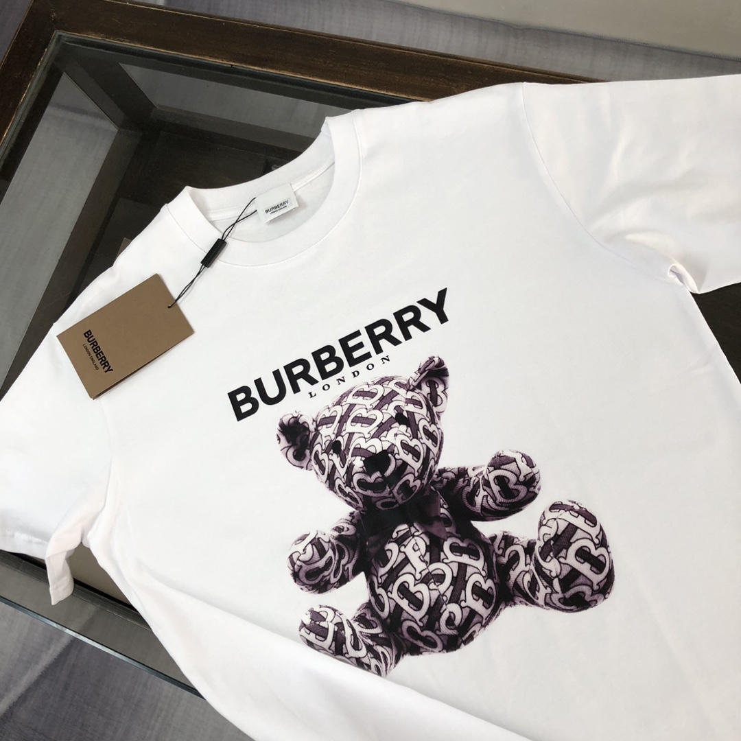 P75 Bur*berry 巴宝莉 26SS最新款情侣款小熊印花短袖T恤～品牌logo重工艺设计～面料上身舒适透气，不僵硬，修身的剪裁，采用高定定制纯棉面料！上身舒适有型，内搭单穿都完全没问题，时尚潮人必备！！！ 颜色：黑色 白色 码数M-XXXL