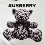 P75 Bur*berry 巴宝莉 26SS最新款情侣款小熊印花短袖T恤～品牌logo重工艺设计～面料上身舒适透气，不僵硬，修身的剪裁，采用高定定制纯棉面料！上身舒适有型，内搭单穿都完全没问题，时尚潮人必备！！！ 颜色：黑色 白色 码数M-XXXL
