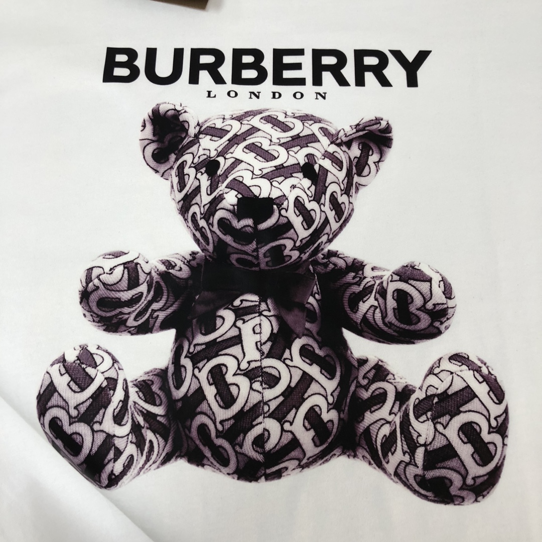 P75 Bur*berry 巴宝莉 26SS最新款情侣款小熊印花短袖T恤～品牌logo重工艺设计～面料上身舒适透气，不僵硬，修身的剪裁，采用高定定制纯棉面料！上身舒适有型，内搭单穿都完全没问题，时尚潮人必备！！！ 颜色：黑色 白色 码数M-XXXL