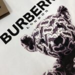 P75 Bur*berry 巴宝莉 26SS最新款情侣款小熊印花短袖T恤～品牌logo重工艺设计～面料上身舒适透气，不僵硬，修身的剪裁，采用高定定制纯棉面料！上身舒适有型，内搭单穿都完全没问题，时尚潮人必备！！！ 颜色：黑色 白色 码数M-XXXL