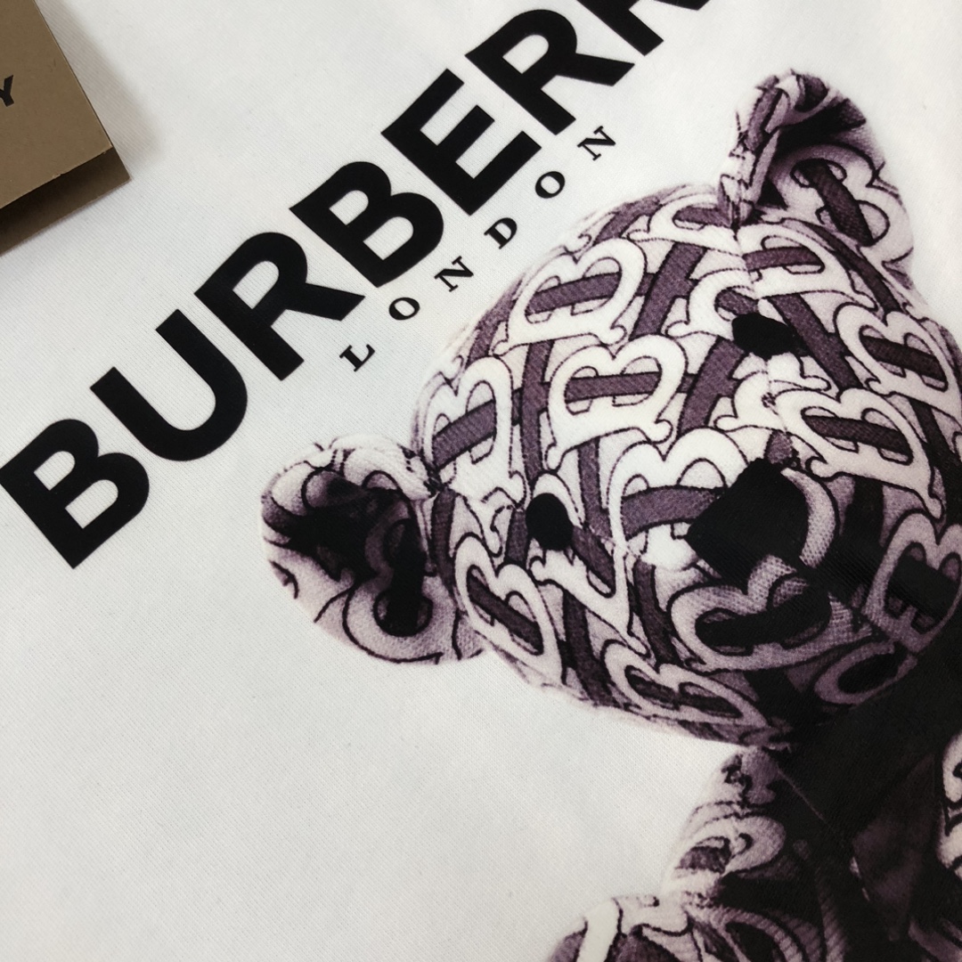P75 Bur*berry 巴宝莉 26SS最新款情侣款小熊印花短袖T恤～品牌logo重工艺设计～面料上身舒适透气，不僵硬，修身的剪裁，采用高定定制纯棉面料！上身舒适有型，内搭单穿都完全没问题，时尚潮人必备！！！ 颜色：黑色 白色 码数M-XXXL