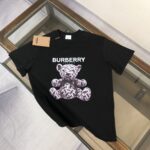 P75 Bur*berry 巴宝莉 26SS最新款情侣款小熊印花短袖T恤～品牌logo重工艺设计～面料上身舒适透气，不僵硬，修身的剪裁，采用高定定制纯棉面料！上身舒适有型，内搭单穿都完全没问题，时尚潮人必备！！！ 颜色：黑色 白色 码数：M-XXXL