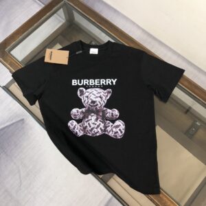P75 Bur*berry 巴宝莉 26SS最新款情侣款小熊印花短袖T恤～品牌logo重工艺设计～面料上身舒适透气，不僵硬，修身的剪裁，采用高定定制纯棉面料！上身舒适有型，内搭单穿都完全没问题，时尚潮人必备！！！ 颜色：黑色 白色 码数：M-XXXL