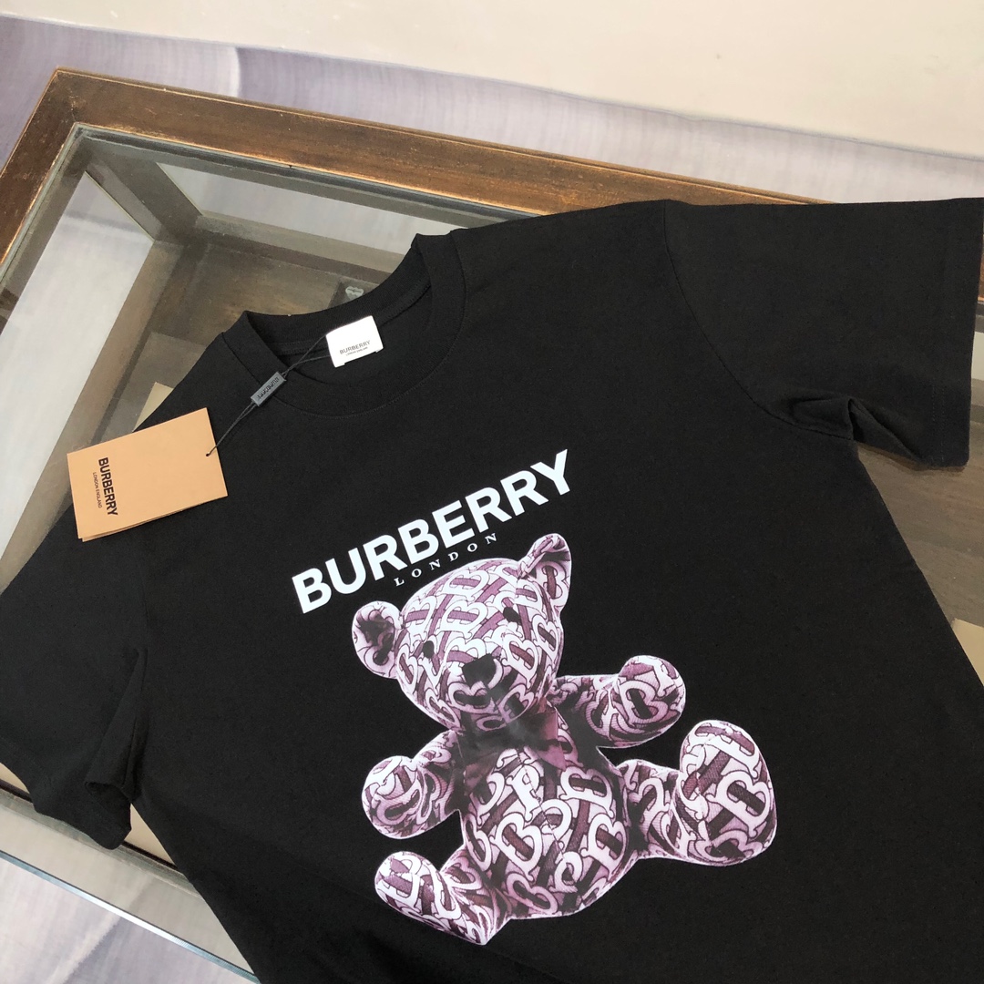 P75 Bur*berry 巴宝莉 26SS最新款情侣款小熊印花短袖T恤～品牌logo重工艺设计～面料上身舒适透气，不僵硬，修身的剪裁，采用高定定制纯棉面料！上身舒适有型，内搭单穿都完全没问题，时尚潮人必备！！！ 颜色：黑色 白色 码数：M-XXXL