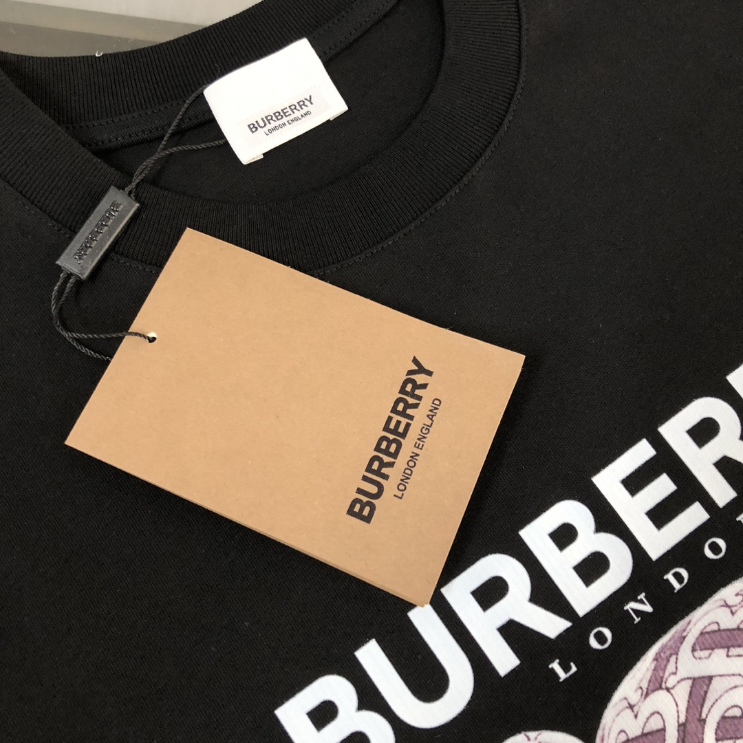 P75 Bur*berry 巴宝莉 26SS最新款情侣款小熊印花短袖T恤～品牌logo重工艺设计～面料上身舒适透气，不僵硬，修身的剪裁，采用高定定制纯棉面料！上身舒适有型，内搭单穿都完全没问题，时尚潮人必备！！！ 颜色：黑色 白色 码数：M-XXXL