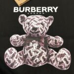 P75 Bur*berry 巴宝莉 26SS最新款情侣款小熊印花短袖T恤～品牌logo重工艺设计～面料上身舒适透气，不僵硬，修身的剪裁，采用高定定制纯棉面料！上身舒适有型，内搭单穿都完全没问题，时尚潮人必备！！！ 颜色：黑色 白色 码数：M-XXXL