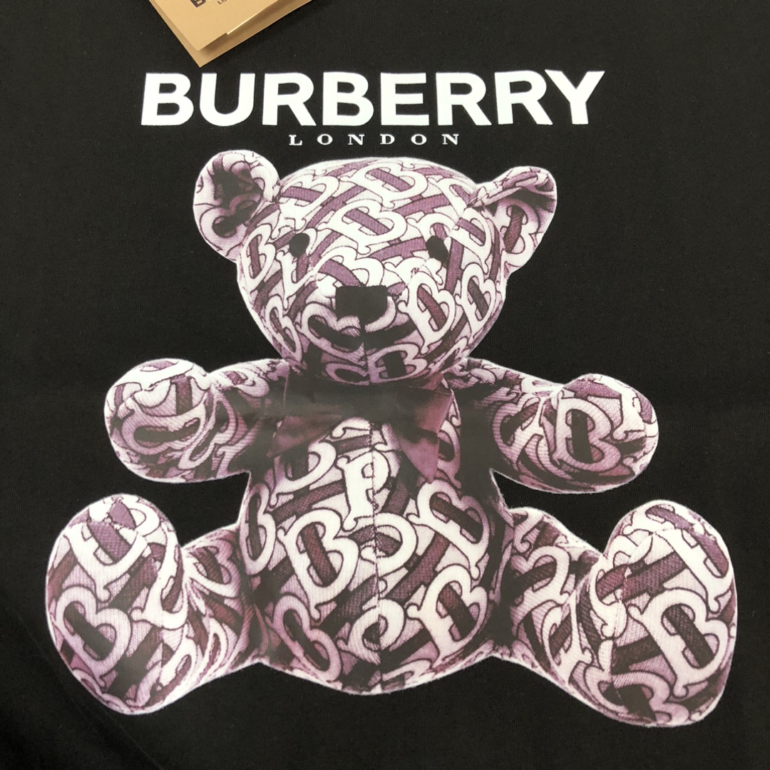 P75 Bur*berry 巴宝莉 26SS最新款情侣款小熊印花短袖T恤～品牌logo重工艺设计～面料上身舒适透气，不僵硬，修身的剪裁，采用高定定制纯棉面料！上身舒适有型，内搭单穿都完全没问题，时尚潮人必备！！！ 颜色：黑色 白色 码数：M-XXXL