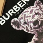 P75 Bur*berry 巴宝莉 26SS最新款情侣款小熊印花短袖T恤～品牌logo重工艺设计～面料上身舒适透气，不僵硬，修身的剪裁，采用高定定制纯棉面料！上身舒适有型，内搭单穿都完全没问题，时尚潮人必备！！！ 颜色：黑色 白色 码数：M-XXXL