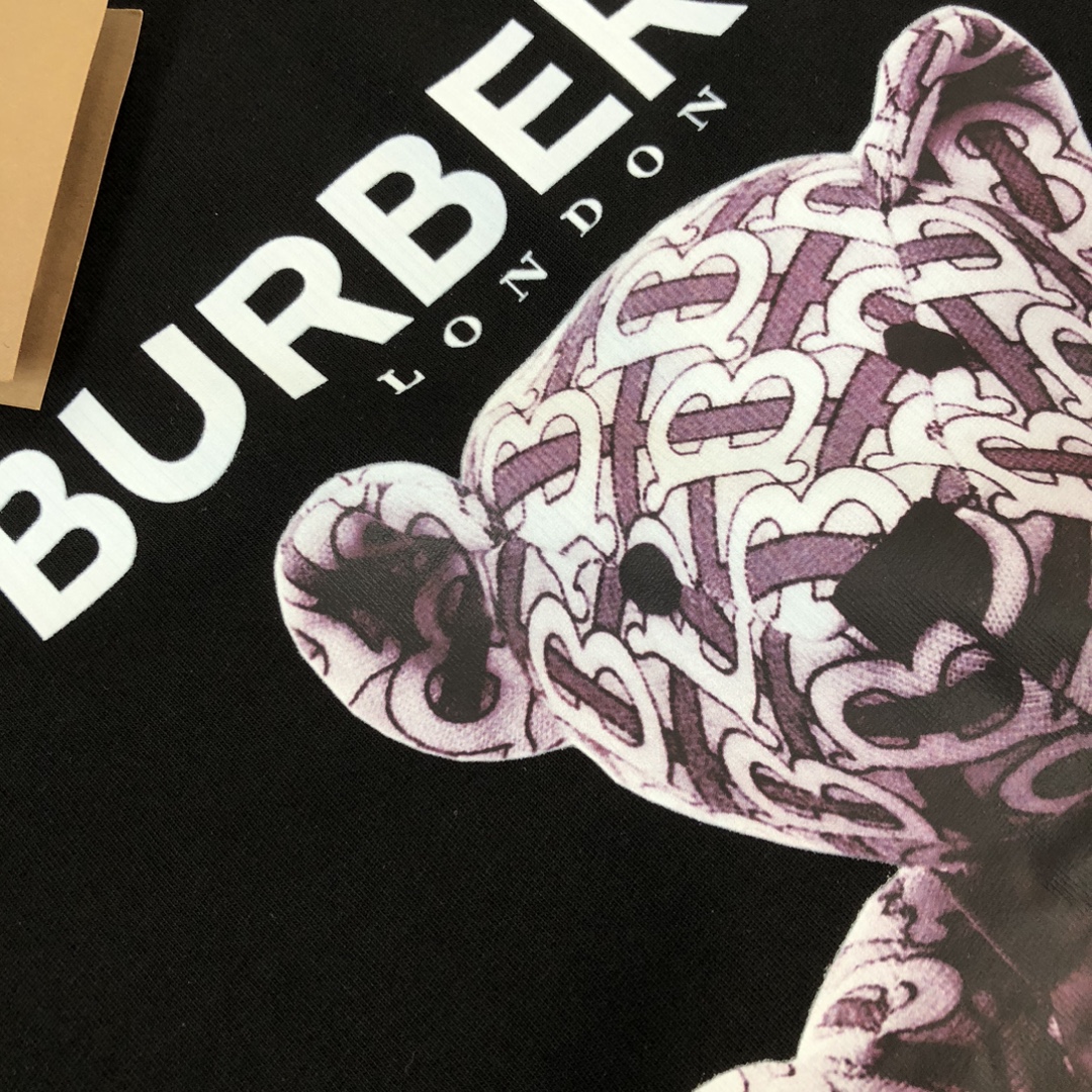 P75 Bur*berry 巴宝莉 26SS最新款情侣款小熊印花短袖T恤～品牌logo重工艺设计～面料上身舒适透气，不僵硬，修身的剪裁，采用高定定制纯棉面料！上身舒适有型，内搭单穿都完全没问题，时尚潮人必备！！！ 颜色：黑色 白色 码数：M-XXXL