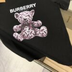 P75 Bur*berry 巴宝莉 26SS最新款情侣款小熊印花短袖T恤～品牌logo重工艺设计～面料上身舒适透气，不僵硬，修身的剪裁，采用高定定制纯棉面料！上身舒适有型，内搭单穿都完全没问题，时尚潮人必备！！！ 颜色：黑色 白色 码数：M-XXXL