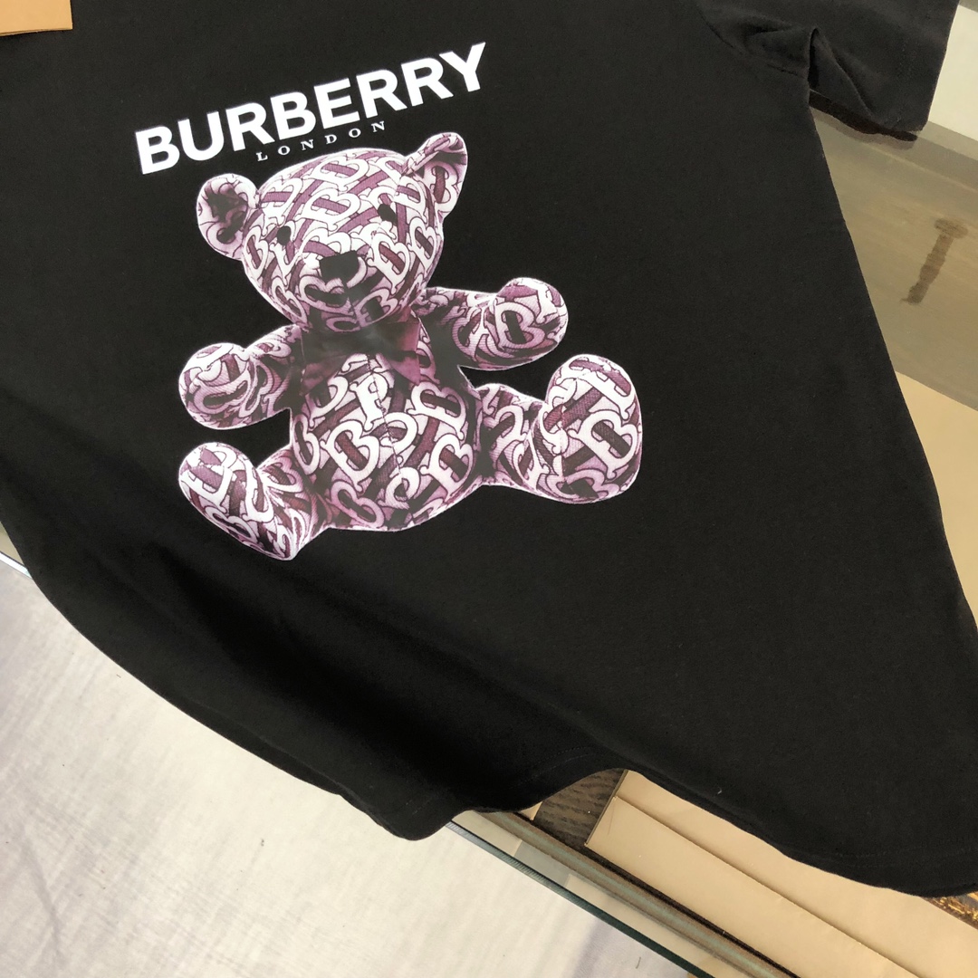 P75 Bur*berry 巴宝莉 26SS最新款情侣款小熊印花短袖T恤～品牌logo重工艺设计～面料上身舒适透气，不僵硬，修身的剪裁，采用高定定制纯棉面料！上身舒适有型，内搭单穿都完全没问题，时尚潮人必备！！！ 颜色：黑色 白色 码数：M-XXXL
