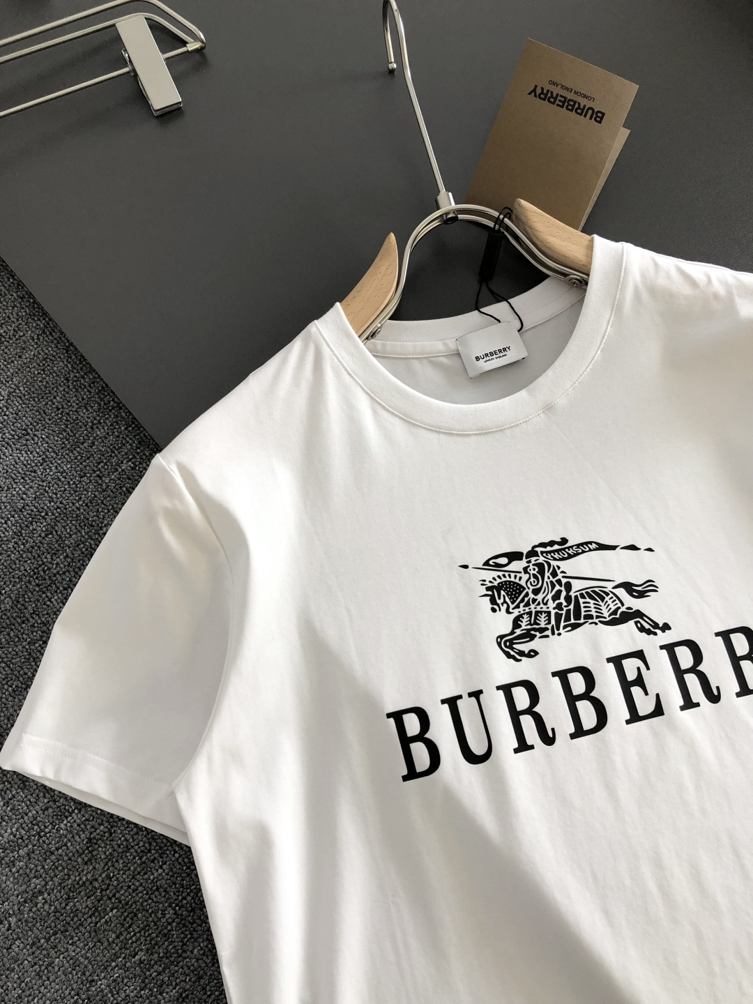 P75 BBR 2026SS春夏最新款圆领时尚短袖T恤，官网同步，进口定制丝光棉面料！贴肤舒适，耐看又好穿，经典简约logo设计，原厂工艺一丝不苟，型男必备单品 码数M-XXXL