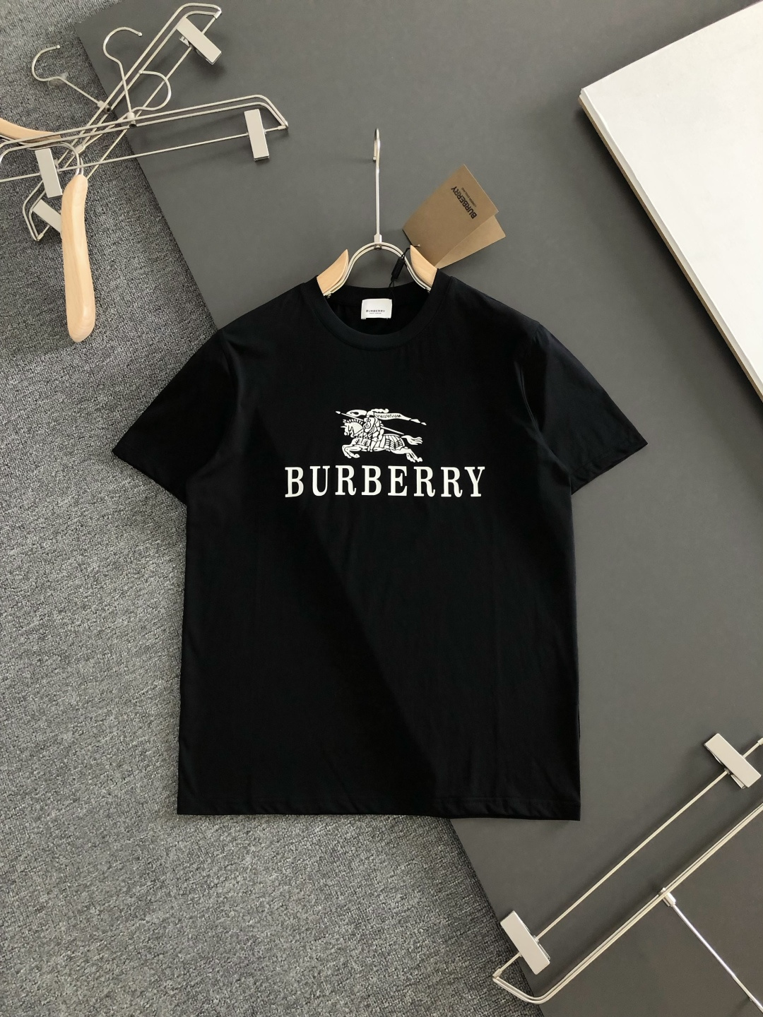 P75 BBR 2026SS春夏最新款圆领时尚短袖T恤，官网同步，进口定制丝光棉面料！贴肤舒适，耐看又好穿，经典简约logo设计，原厂工艺一丝不苟，型男必备单品 码数M-XXXL