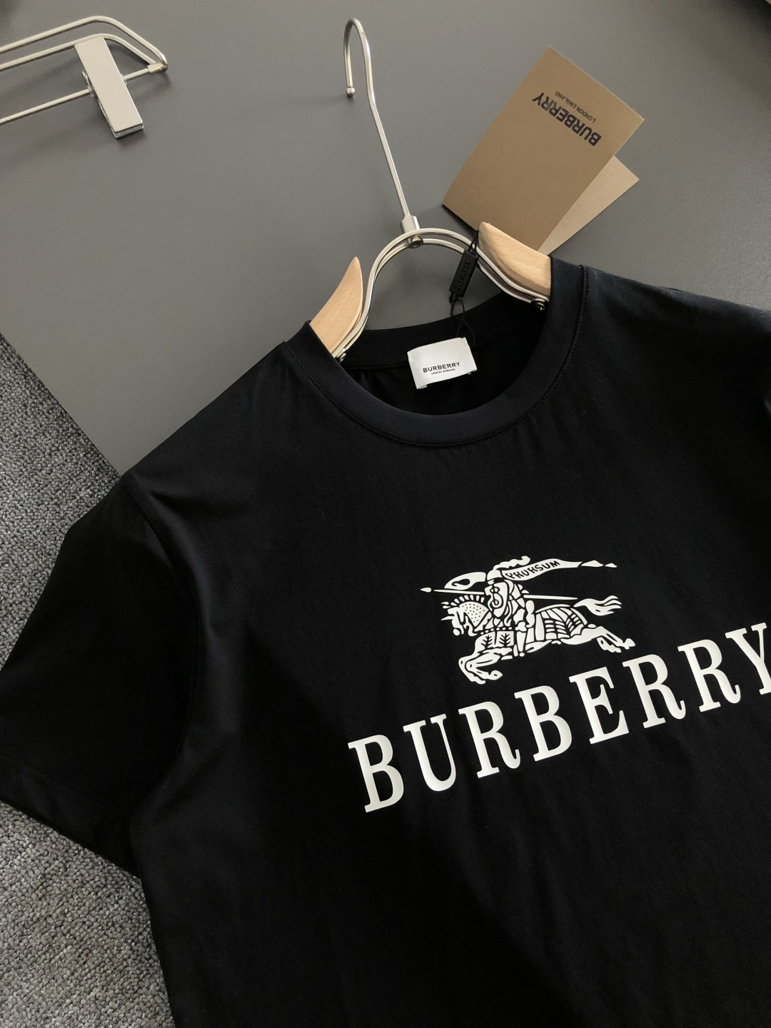 P75 BBR 2026SS春夏最新款圆领时尚短袖T恤，官网同步，进口定制丝光棉面料！贴肤舒适，耐看又好穿，经典简约logo设计，原厂工艺一丝不苟，型男必备单品 码数M-XXXL