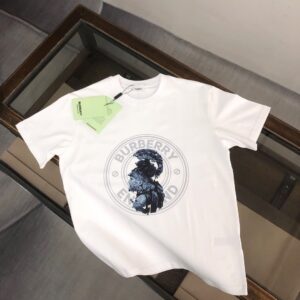 P75 💥 巴宝莉 夏季新款圆领短袖T恤！270克重磅高端纯棉面料，手感质感都极完美！修身裁剪设计干净利落！时尚又好看！走线做工非常精致！版型效果超赞！而且透气性能超强！任何年龄阶段都可轻松驾驭，男士衣橱里必备的单品。 颜色： 米白 黑色 码数：M-3XL （下单请报身高体重）