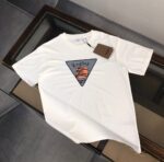 weigou_203935_0_1f4a6bc0d9 P75 💥 BURBERRY 巴宝莉 夏季新款圆领短袖T恤!270克重磅高端纯棉面料,手感质感都极完美!修身裁剪设计干净利落!时尚又好看!走线做工非常精致!版型效果超赞!而且透气性能超强!任何年龄阶段都可轻松驾驭,男士衣橱里必备的单品。 颜色: 米白 黑色 码数:M-3XL (下单请报身高体重)