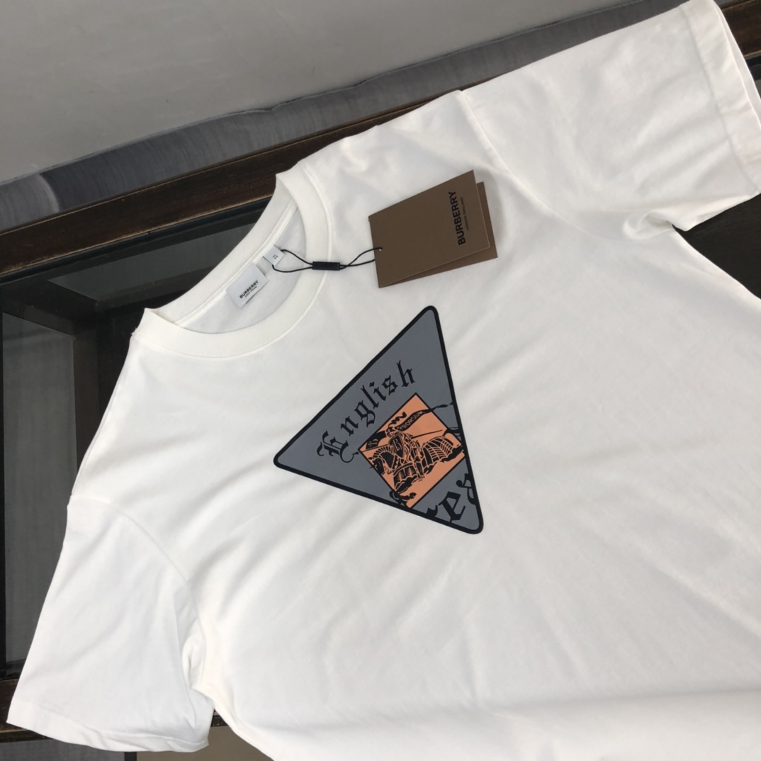 weigou_203935_2_6d022d1f31 P75 💥 BURBERRY 巴宝莉 夏季新款圆领短袖T恤!270克重磅高端纯棉面料,手感质感都极完美!修身裁剪设计干净利落!时尚又好看!走线做工非常精致!版型效果超赞!而且透气性能超强!任何年龄阶段都可轻松驾驭,男士衣橱里必备的单品。 颜色: 米白 黑色 码数:M-3XL (下单请报身高体重)
