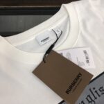 weigou_203935_3_97d2290748 P75 💥 BURBERRY 巴宝莉 夏季新款圆领短袖T恤!270克重磅高端纯棉面料,手感质感都极完美!修身裁剪设计干净利落!时尚又好看!走线做工非常精致!版型效果超赞!而且透气性能超强!任何年龄阶段都可轻松驾驭,男士衣橱里必备的单品。 颜色: 米白 黑色 码数:M-3XL (下单请报身高体重)