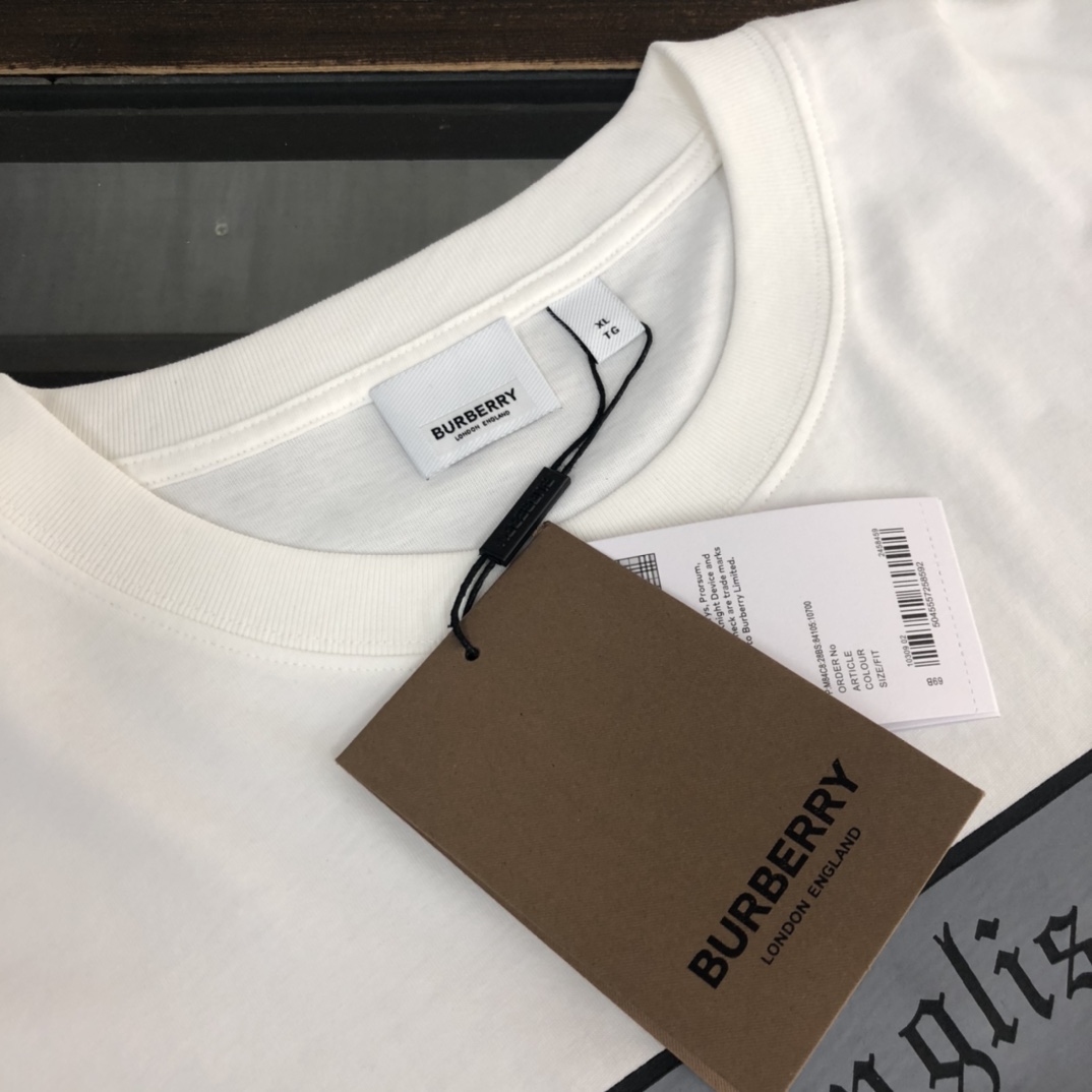 weigou_203935_3_97d2290748 P75 💥 BURBERRY 巴宝莉 夏季新款圆领短袖T恤!270克重磅高端纯棉面料,手感质感都极完美!修身裁剪设计干净利落!时尚又好看!走线做工非常精致!版型效果超赞!而且透气性能超强!任何年龄阶段都可轻松驾驭,男士衣橱里必备的单品。 颜色: 米白 黑色 码数:M-3XL (下单请报身高体重)