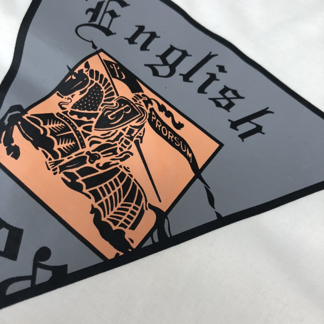 weigou_203935_5_d15b3fc1b5 P75 💥 BURBERRY 巴宝莉 夏季新款圆领短袖T恤!270克重磅高端纯棉面料,手感质感都极完美!修身裁剪设计干净利落!时尚又好看!走线做工非常精致!版型效果超赞!而且透气性能超强!任何年龄阶段都可轻松驾驭,男士衣橱里必备的单品。 颜色: 米白 黑色 码数:M-3XL (下单请报身高体重)