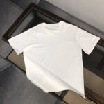 weigou_203935_7_7370586bfb P75 💥 BURBERRY 巴宝莉 夏季新款圆领短袖T恤!270克重磅高端纯棉面料,手感质感都极完美!修身裁剪设计干净利落!时尚又好看!走线做工非常精致!版型效果超赞!而且透气性能超强!任何年龄阶段都可轻松驾驭,男士衣橱里必备的单品。 颜色: 米白 黑色 码数:M-3XL (下单请报身高体重)