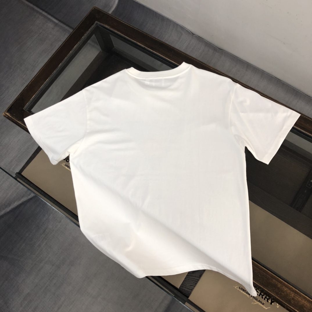 weigou_203935_7_7370586bfb P75 💥 BURBERRY 巴宝莉 夏季新款圆领短袖T恤!270克重磅高端纯棉面料,手感质感都极完美!修身裁剪设计干净利落!时尚又好看!走线做工非常精致!版型效果超赞!而且透气性能超强!任何年龄阶段都可轻松驾驭,男士衣橱里必备的单品。 颜色: 米白 黑色 码数:M-3XL (下单请报身高体重)