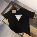 P75 💥 BURBERRY 巴宝莉 夏季新款圆领短袖T恤！270克重磅高端纯棉面料，手感质感都极完美！修身裁剪设计干净利落！时尚又好看！走线做工非常精致！版型效果超赞！而且透气性能超强！任何年龄阶段都可轻松驾驭，男士衣橱里必备的单品。 颜色： 米白 黑色 码数：M-3XL （下单请报身高体重）