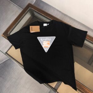 P75 💥 BURBERRY 巴宝莉 夏季新款圆领短袖T恤！270克重磅高端纯棉面料，手感质感都极完美！修身裁剪设计干净利落！时尚又好看！走线做工非常精致！版型效果超赞！而且透气性能超强！任何年龄阶段都可轻松驾驭，男士衣橱里必备的单品。 颜色： 米白 黑色 码数：M-3XL （下单请报身高体重）