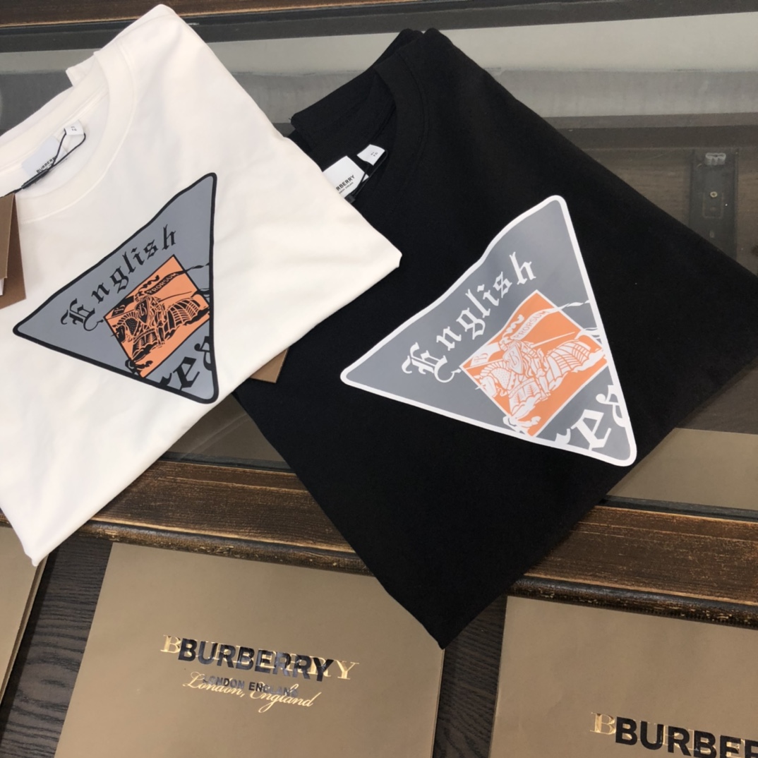 P75 💥 BURBERRY 巴宝莉 夏季新款圆领短袖T恤！270克重磅高端纯棉面料，手感质感都极完美！修身裁剪设计干净利落！时尚又好看！走线做工非常精致！版型效果超赞！而且透气性能超强！任何年龄阶段都可轻松驾驭，男士衣橱里必备的单品。 颜色： 米白 黑色 码数：M-3XL （下单请报身高体重）