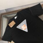 P75 💥 BURBERRY 巴宝莉 夏季新款圆领短袖T恤！270克重磅高端纯棉面料，手感质感都极完美！修身裁剪设计干净利落！时尚又好看！走线做工非常精致！版型效果超赞！而且透气性能超强！任何年龄阶段都可轻松驾驭，男士衣橱里必备的单品。 颜色： 米白 黑色 码数：M-3XL （下单请报身高体重）