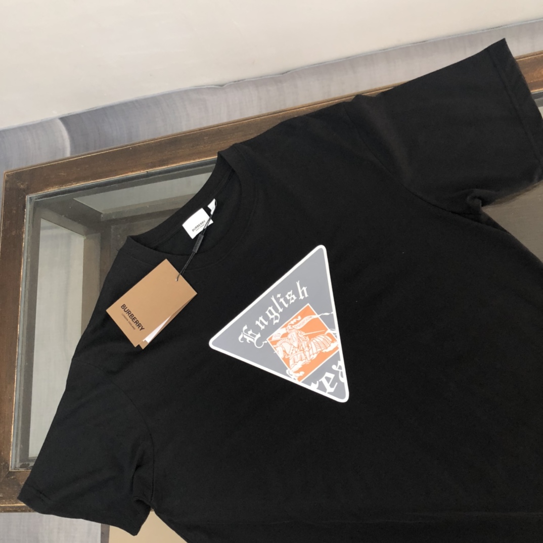P75 💥 BURBERRY 巴宝莉 夏季新款圆领短袖T恤！270克重磅高端纯棉面料，手感质感都极完美！修身裁剪设计干净利落！时尚又好看！走线做工非常精致！版型效果超赞！而且透气性能超强！任何年龄阶段都可轻松驾驭，男士衣橱里必备的单品。 颜色： 米白 黑色 码数：M-3XL （下单请报身高体重）