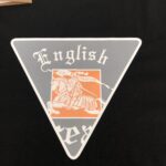 P75 💥 BURBERRY 巴宝莉 夏季新款圆领短袖T恤！270克重磅高端纯棉面料，手感质感都极完美！修身裁剪设计干净利落！时尚又好看！走线做工非常精致！版型效果超赞！而且透气性能超强！任何年龄阶段都可轻松驾驭，男士衣橱里必备的单品。 颜色： 米白 黑色 码数：M-3XL （下单请报身高体重）