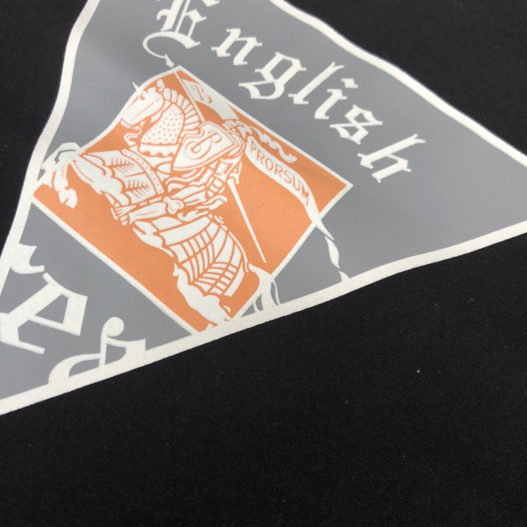 P75 💥 BURBERRY 巴宝莉 夏季新款圆领短袖T恤！270克重磅高端纯棉面料，手感质感都极完美！修身裁剪设计干净利落！时尚又好看！走线做工非常精致！版型效果超赞！而且透气性能超强！任何年龄阶段都可轻松驾驭，男士衣橱里必备的单品。 颜色： 米白 黑色 码数：M-3XL （下单请报身高体重）