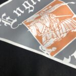 P75 💥 BURBERRY 巴宝莉 夏季新款圆领短袖T恤！270克重磅高端纯棉面料，手感质感都极完美！修身裁剪设计干净利落！时尚又好看！走线做工非常精致！版型效果超赞！而且透气性能超强！任何年龄阶段都可轻松驾驭，男士衣橱里必备的单品。 颜色： 米白 黑色 码数：M-3XL （下单请报身高体重）