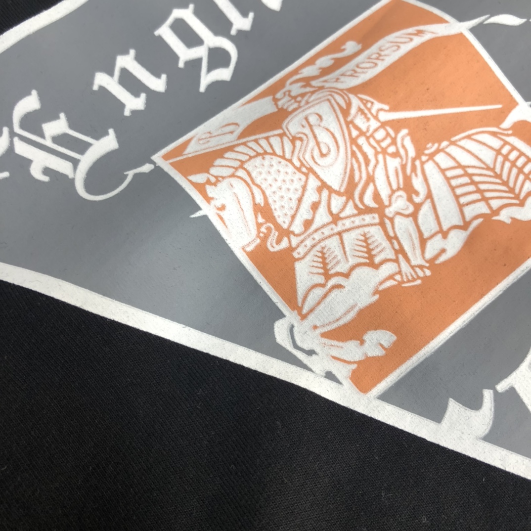 P75 💥 BURBERRY 巴宝莉 夏季新款圆领短袖T恤！270克重磅高端纯棉面料，手感质感都极完美！修身裁剪设计干净利落！时尚又好看！走线做工非常精致！版型效果超赞！而且透气性能超强！任何年龄阶段都可轻松驾驭，男士衣橱里必备的单品。 颜色： 米白 黑色 码数：M-3XL （下单请报身高体重）