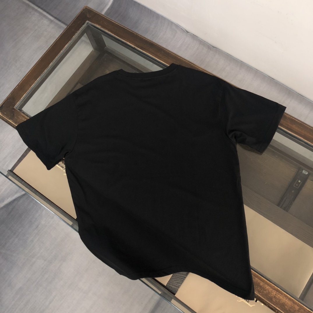 P75 💥 BURBERRY 巴宝莉 夏季新款圆领短袖T恤！270克重磅高端纯棉面料，手感质感都极完美！修身裁剪设计干净利落！时尚又好看！走线做工非常精致！版型效果超赞！而且透气性能超强！任何年龄阶段都可轻松驾驭，男士衣橱里必备的单品。 颜色： 米白 黑色 码数：M-3XL （下单请报身高体重）