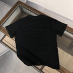 weigou_203989_6_d039d36211 P75 💥 巴宝莉 夏季新款圆领短袖T恤!高端纯棉面料,手感质感都极完美!修身裁剪设计干净利落!时尚又好看!走线做工非常精致!版型效果超赞!而且透气性能超强!任何年龄阶段都可轻松驾驭,男士衣橱里必备的单品。 颜色: 白色 黑色 码数:M-3XL (下单请报身高体重)