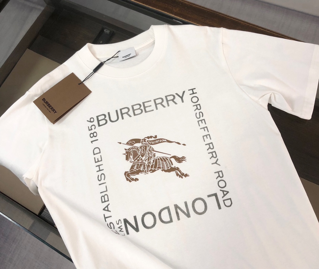 weigou_204041_1_4b982a9d06 P75 💥 BUR*BERRY 巴宝莉 最新款短袖T恤,绝对的顶级爆款,👀👀胸前字母logo更显得不凡跟高档,大气,简约,基础,耐看,但又独具风格,结合了一款优质短袖的所有特点,百搭有型,轻松的就能营造各种风格!黄金比例的衣身裁剪设计,客供定制面料,亲肤透气,非常享受的穿着感,让人一看便觉得非常的高级不凡! 颜色:黑色 米白 码数:M-3XL( 下单请报身高体重!)