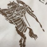 weigou_204041_3_f77c22cbf3 P75 💥 BUR*BERRY 巴宝莉 最新款短袖T恤,绝对的顶级爆款,👀👀胸前字母logo更显得不凡跟高档,大气,简约,基础,耐看,但又独具风格,结合了一款优质短袖的所有特点,百搭有型,轻松的就能营造各种风格!黄金比例的衣身裁剪设计,客供定制面料,亲肤透气,非常享受的穿着感,让人一看便觉得非常的高级不凡! 颜色:黑色 米白 码数:M-3XL( 下单请报身高体重!)