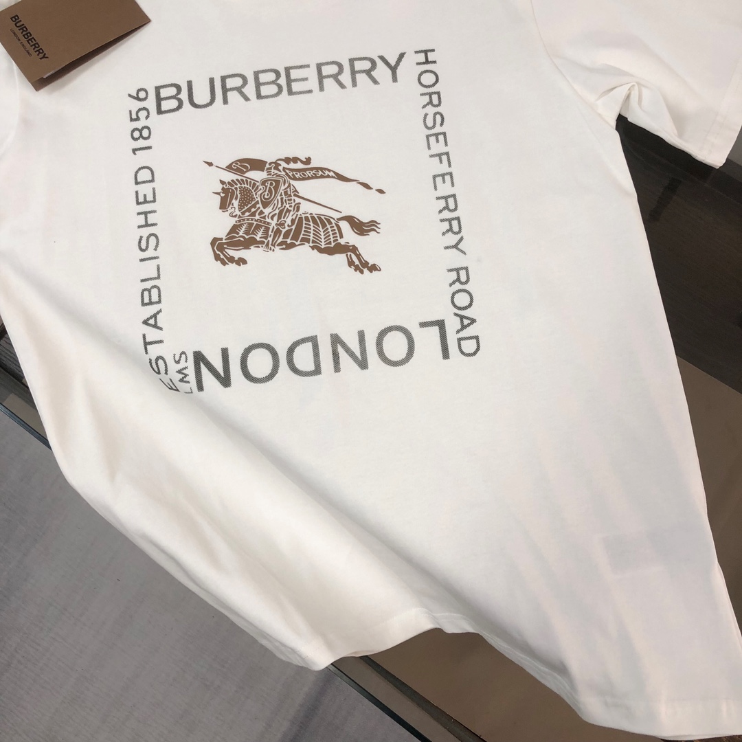 weigou_204041_4_4dad9283f3 P75 💥 BUR*BERRY 巴宝莉 最新款短袖T恤,绝对的顶级爆款,👀👀胸前字母logo更显得不凡跟高档,大气,简约,基础,耐看,但又独具风格,结合了一款优质短袖的所有特点,百搭有型,轻松的就能营造各种风格!黄金比例的衣身裁剪设计,客供定制面料,亲肤透气,非常享受的穿着感,让人一看便觉得非常的高级不凡! 颜色:黑色 米白 码数:M-3XL( 下单请报身高体重!)