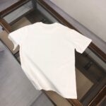 weigou_204041_6_6b7e05c820 P75 💥 BUR*BERRY 巴宝莉 最新款短袖T恤,绝对的顶级爆款,👀👀胸前字母logo更显得不凡跟高档,大气,简约,基础,耐看,但又独具风格,结合了一款优质短袖的所有特点,百搭有型,轻松的就能营造各种风格!黄金比例的衣身裁剪设计,客供定制面料,亲肤透气,非常享受的穿着感,让人一看便觉得非常的高级不凡! 颜色:黑色 米白 码数:M-3XL( 下单请报身高体重!)